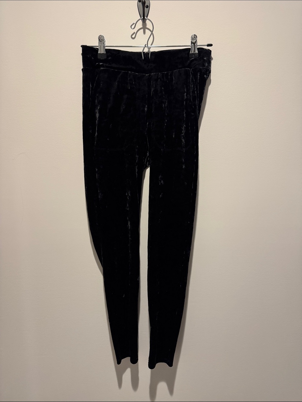 Like New Women’s Torrid Black Velvet Slim Leggings